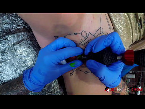 ❤️ Nagpa-tattoo sa kanyang klitoris ang sobrang tattoo na hottie na si Sully Savage ❌ super sex sa tl.high-pass.ru ❌